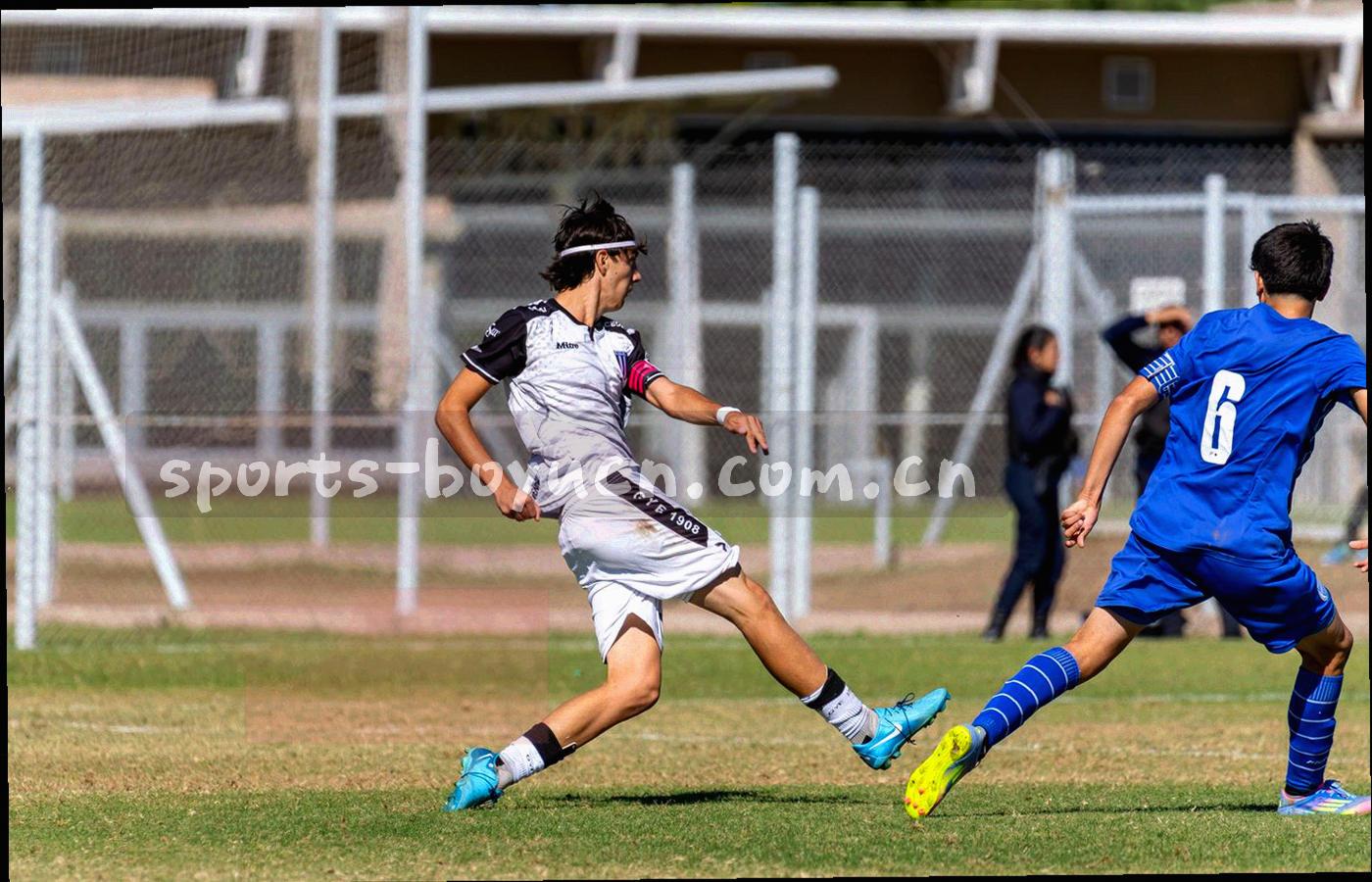 由环形看台抽象线条与灯光构成的球场氛围图形，中心是发光球场平面